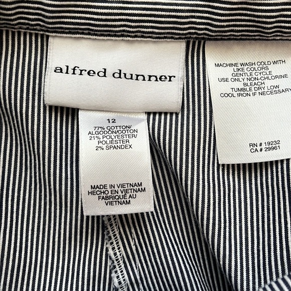 Alfred Dunner women’s navy and white seersucker Capri pants Size 12 - Picture 11 of 12